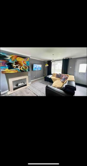 5 minutes from M1 Sleeps up to 7 Perfect For Contractors Leisure Stays Relocators King or Twin Bed Options